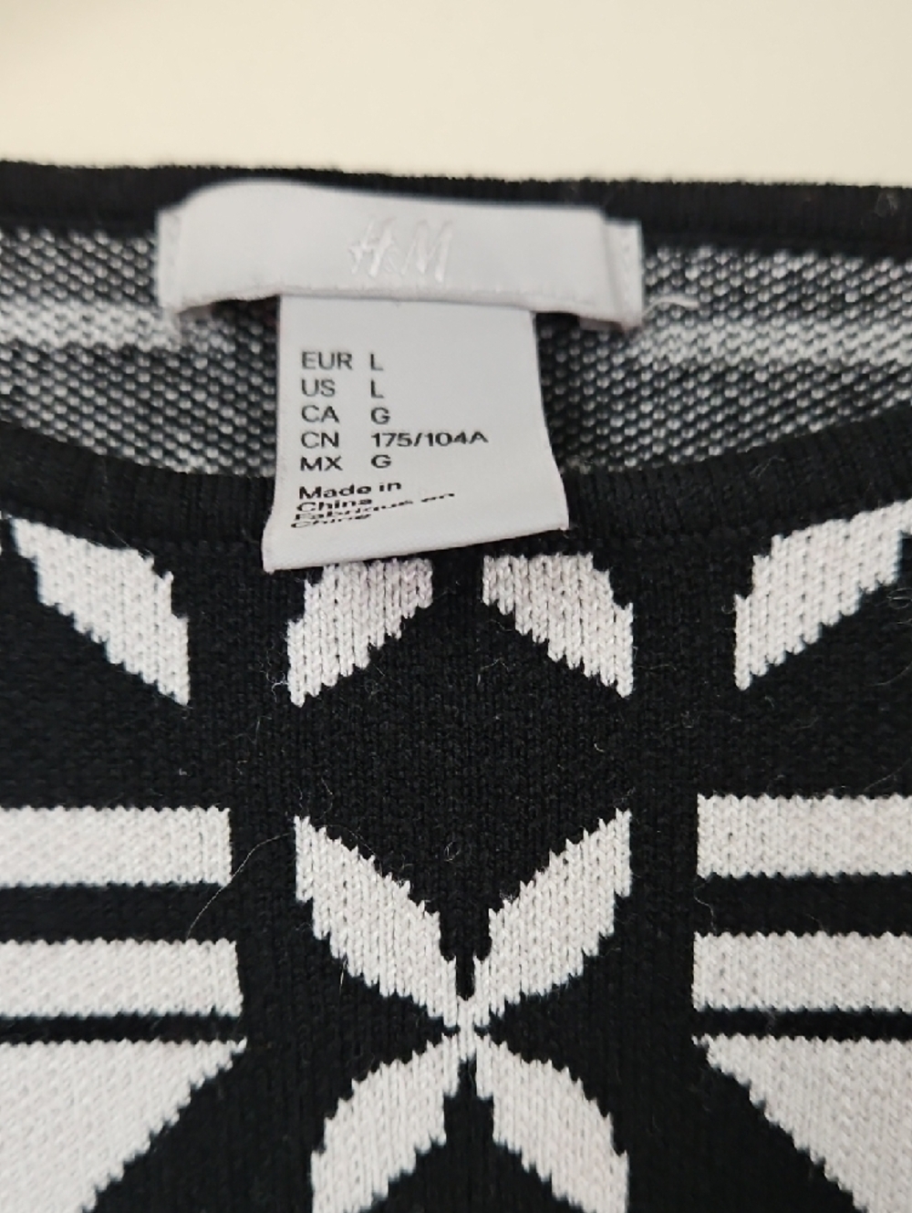 H&M Black and White Geometric Crewneck Sweater - Picture 2 of 3
